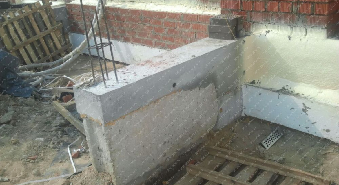 Цоколь пенополиуретаном 